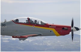 La princesa Leonor saludando desde el aire. Las instantáneas del vuelo fueron tomadas en las últimas semanas en la Academia General del Aire y del Espacio de San Javier (Murcia), durante su segundo vuelo en solitario. (EFE/ Casa Real)