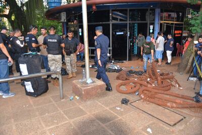 A la derecha los elementos extraídos del túnel y a la izquierda los policías paraguayos con sus pares de la Policía Federal de Brasil.