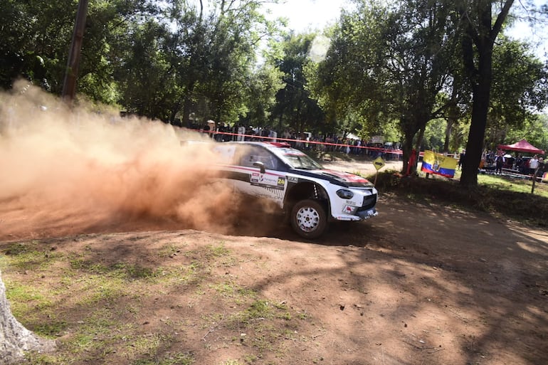 Los pilotos y equipos del Rally del Paraguay 2026 en las pruebas libes oficiales en un tramo de 5,6 kilómetros en la ciudad de Carmen del Paraná, Departamento de Itapúa, Paraguay.