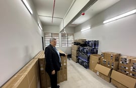 El director del CNC, Antonio Dubrez, muestra pantallas inteligentes y computadores todavía embalados en la emblemática institución educativa.