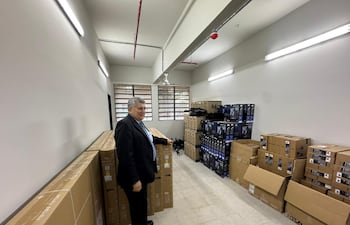 El director del CNC, Antonio Dubrez, muestra pantallas inteligentes y computadores todavía embalados en la emblemática institución educativa.