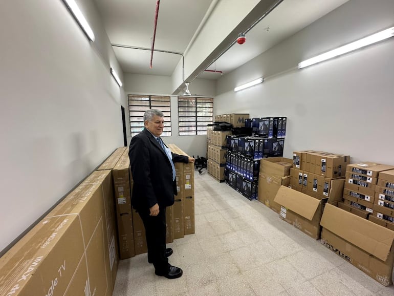 El director de la insitución, Blas Dubrez, muestra los elementos que aún quedan por instalar en varias áreas de la institución.