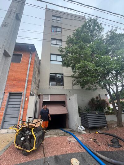 Edificio inundado en el barrio Jara por un presunto caño roto de la Empresa de Servicios Sanitarios del Paraguay (ESSAP)