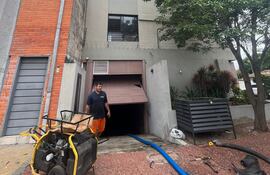 Edificio inundado en el barrio Jara por un presunto caño roto de la Empresa de Servicios Sanitarios del Paraguay (ESSAP)