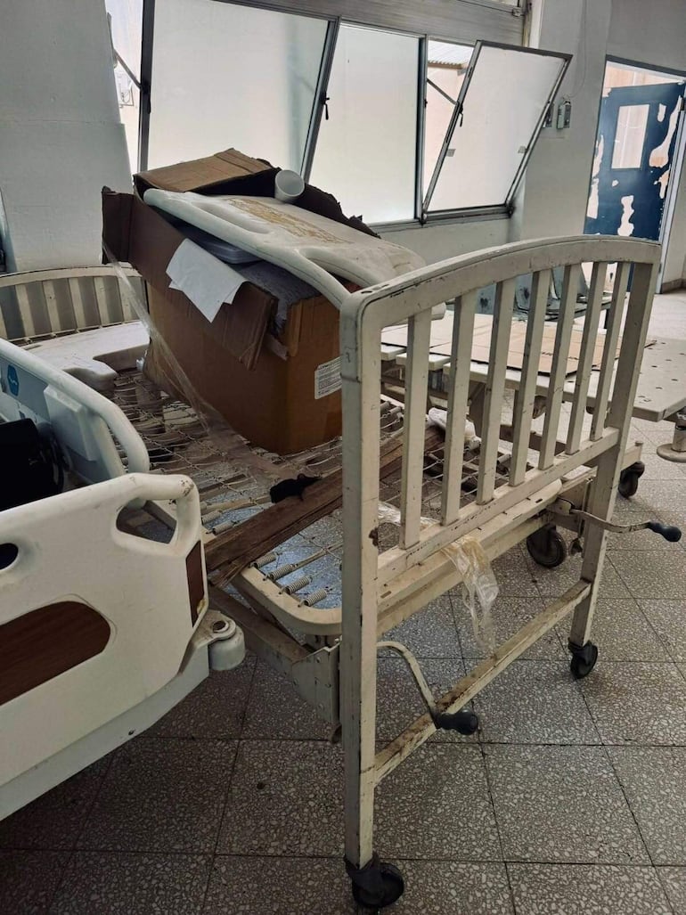 Mobiliarios herrumbrados y en desuso copan los pasillos.