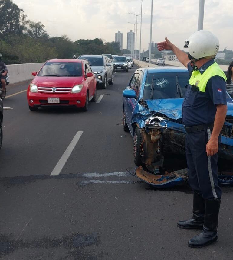 Accidente de tránsito en pleno corredor vial, complicó la circulación esta mañana.