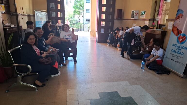 Una protesta por tiempo indefinido iniciaron las enfermeras congregadas en el Comité de Atención Primaria de la Salud (APS).