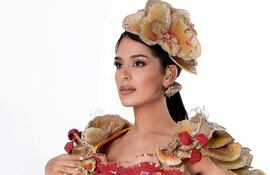 ¡Bella! Miss Eco Paraguay, Fabiola Martínez, con su traje ecológico, en una imagen captada por Graciela Núñez.