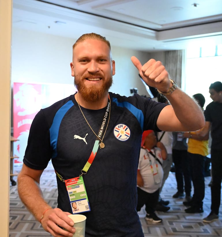 El delantero de la selección paraguaya, Isidro Pitta, saluda antes de hablar en la zona mixta, previo al duelo ante Turquía.