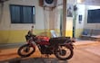 Un joven de 17 años sufrió lesiones leves luego de que la patrullera que lo perseguía colisionara contra su motocicleta durante un procedimiento policial.