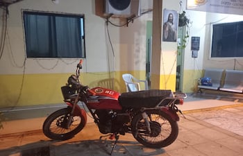 Un joven de 17 años sufrió lesiones leves luego de que la patrullera que lo perseguía colisionara contra su motocicleta durante un procedimiento policial.