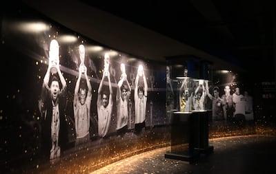 Fotografía de una sección del museo de la Conmebol el día de su reapertura, este lunes, en Luque (Paraguay). La Conmebol reinauguró este lunes en su sede en la ciudad paraguaya de Luque un museo que busca preservar en la memoria los momentos más destacados del fútbol sudamericano y rendir homenaje a sus eternos protagonistas, como el rey Pelé, Diego Maradona y el astro argentino Lionel Messi. El titular de la Confederación Sudamericana de Fútbol (Conmebol), Alejandro Domínguez, encabezó una nutrida ceremonia a la que asistieron el presidente de Paraguay, Santiago Peña, así como distintas personalidades, entre ellas el exfutbolista brasileño Cafú y el exjugador y actual técnico del Olimpia paraguayo, Martín Palermo.