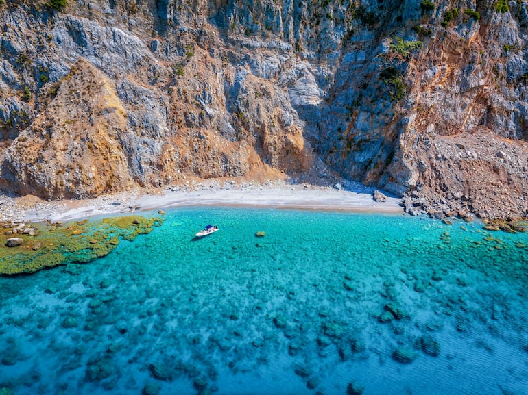 Costa oeste de la isla de Alónissos, en las Espóradas, Grecia.