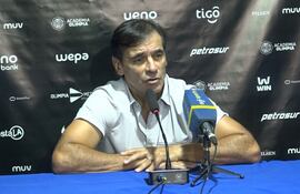 El argentino Fabián Bustos, entrenador de Olimpia, en la conferencia de prensa posterior al partido frente a General Caballero de Juan León Mallorquín por la fecha 18 del torneo Apertura 2025 del fútbol paraguayo en el estadio Luis Alfonso Giagni, en Villa Elisa, Paraguay.