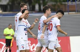 Carlos Arrúa (10), futbolista de Nacional, celebra un gol en el partido frente a Olimpia por la fecha 12 del torneo Clausura 2025 de la Primera División de Paraguay en el estadio Arsenio Erico, en Asunción, Paraguay.