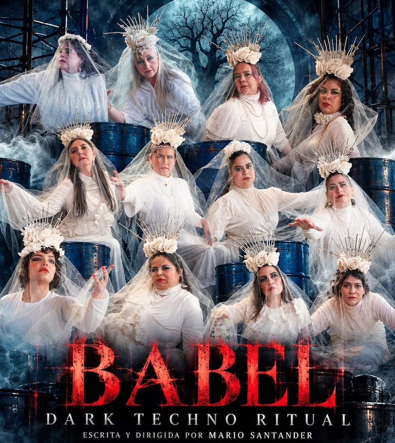 Grupo de trece mujeres vestidas de blanco, adornadas con velos y coronas de flores, sobre barriles azules en un fondo oscuro.