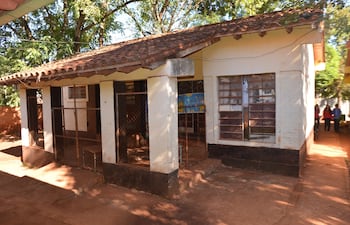 El techo presentaba filtraciones con cada pequeña lluvia, debido al deterioro.