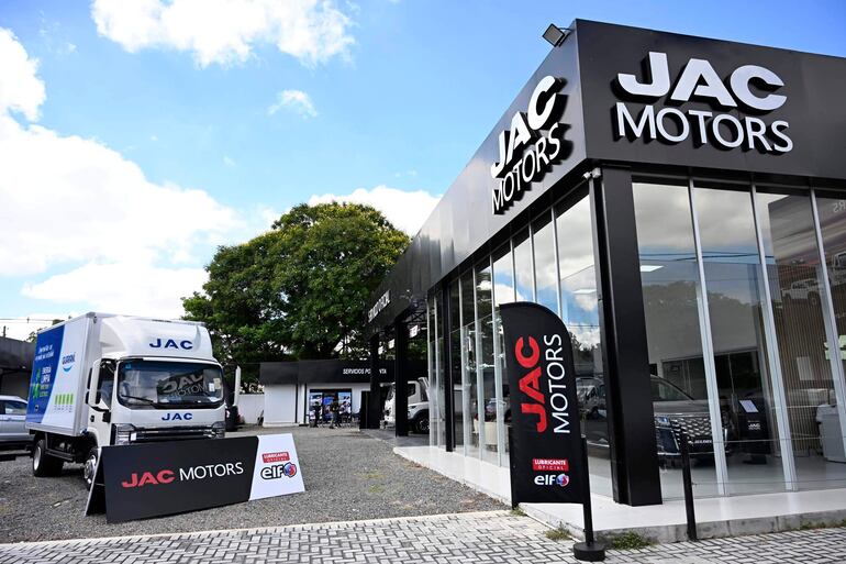 JAC Motors y ELF oficializaron su alianza en el taller de la marca.