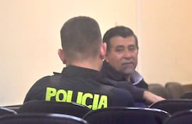 Francisco Pastor Alvarenga Núñez, excomandante de la Policía Nacional mirá al policía que lo custodiaba durante el juicio oral que terminó con su condena a 6 años de cárcel.