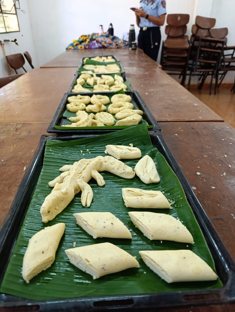 “Chipa apo policial”: agentes de Guairá llevan tradición y solidaridad a niños y adultos mayores
