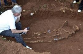 El Dr. Rogelio Goiburú, director de Memoria Histórica del Ministerio de Justicia, en una foto de archivo durante el hallazgo de tumbas NN de la dictadura de Alfredo Stroessner.