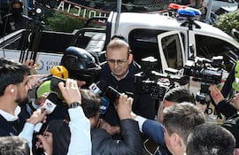 El exsenador Erico Galeano al momento de su llegada al Departamento Judicial de la Policía Nacional, ayer martes.