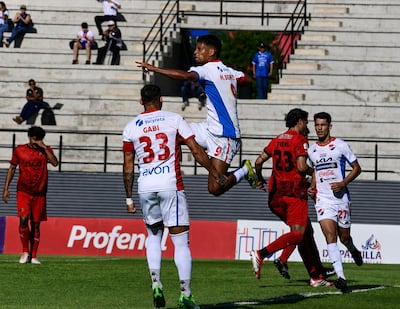 Celebración de Hugo Adrián Benítez Sánchez tras su anotación de penal, con la combinación ideal, buena dirección y potencia.