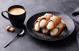 Cannoli, postre italiano.