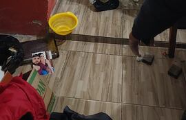 Agentes policiales verifican celda de Bruno Barros da Silva en la Penitenciaría Regional de San Pedro.