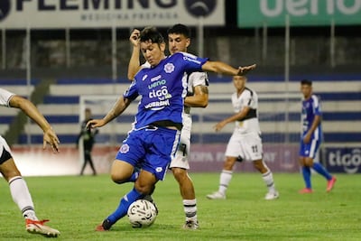 El experimentado volante del "12" José Montiel domina el balón ante la presencia de Valentín Talavera. (Foto: APF)