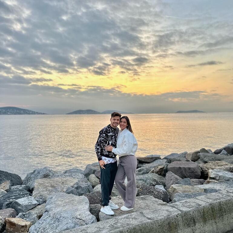 ¡Hermosa parejita! Óscar Romero y Jani González recibiendo juntos el nuevo año de vida de la bella joven. (Instagram/Janina González)
