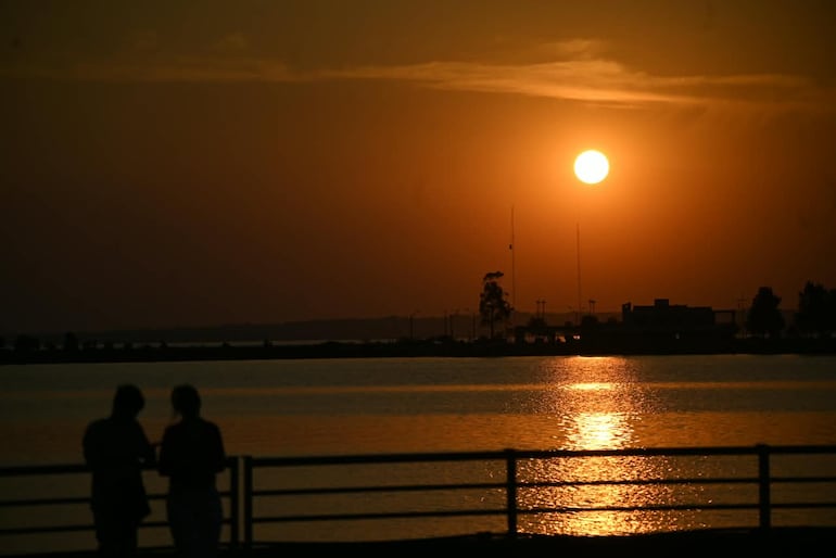 El atardecer en la Costanera de Encarnación, sede del Parque de Servicios del Rally del Paraguay 2026.