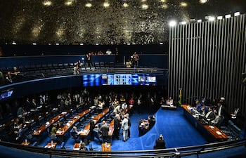 El Senado de Brasil aprobó el proyecto de ley que busca reducir las penas del expresidente Jair Bolsonaro y de otros participantes en la conspiración golpista ocurrida tras las elecciones de 2022.