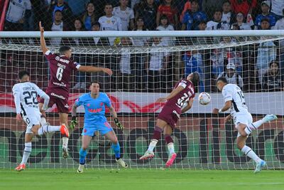 Liga de Quito's Paraguayan forward Alex Arce (R) scores past Lanus' goalkeeper Nahuel Losada during the Copa Sudamericana round of 16 first leg football match between Ecuador's Liga de Quito and Argentina's Lanus, at the Rodrigo Paz Delgado stadium in Quito, on August 14, 2024. (Photo by Rodrigo BUENDIA / AFP)
