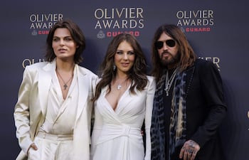 Elizabeth Hurley acompañada de su novio Billy Ray Cyrus y de su hijo Damian Hurley. (EFE/EPA/TOLGA AKMEN)