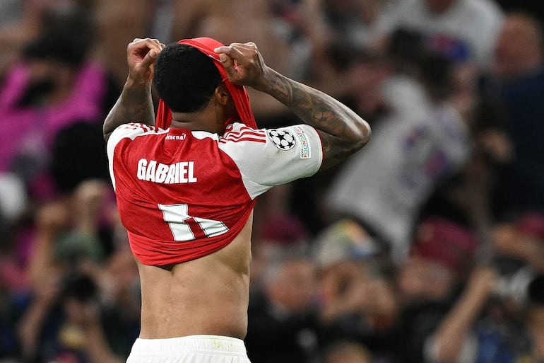 Gabriel Magalhaes se lamenta al perder el último penal para el Arsenal.