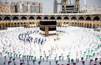 El 2019, el hach atrajo a 2,5 millones de fieles a La Meca. Este año, por causa de la pandemia, el número de peregrinos se redujo y el ingreso se cumplió bajo estrictas normas sanitarias.
