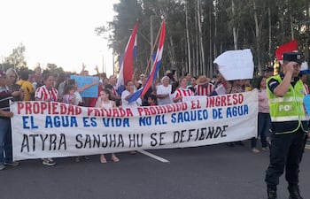 Pobladores de Atyrá, Caacupé y Altos se manifestaron este viernes en la entrada de la ciudad de San Bernardino en defensa del Acuífero Caacupé,
