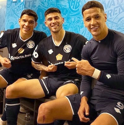 Alex Arce (derecha), José Ignacio Florentín e Iván Villalba, futbolistas paraguayos del Independiente Rivadavia de Mendoza.
