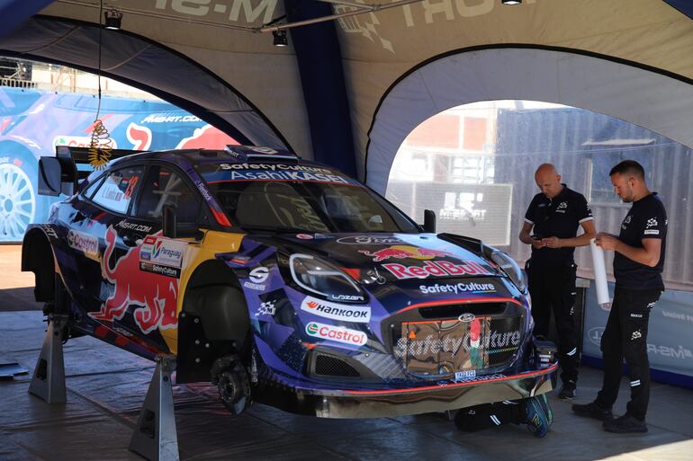 El Ford Puma Rally1 de Grégoire Munster luce impecable en el Parque de Asistencia, a la espera.