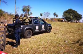 Agentes de la Policía en la propiedad donde desapareció la niña, en Emboscada, durante la reconstrucción del hecho en septiembre de 2021.