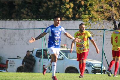 Festejo de Pedro González autor del primer tanto de Benjamín Aceval, en medio del lamento del capitán "conquistador" Alberto Vera. (Foto: APF)