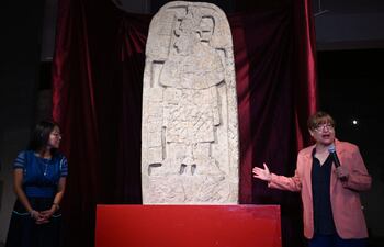 La arqueóloga Vilma Fialko habla durante la inauguración de la pieza, conocida en lengua maya como Wak Chanil Ajau, en el Museo Nacional de Arqueología y Etnología en la Ciudad de Guatemala.