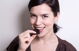 Mujer come chocolate.