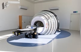 La tecnología del ZAP-X se basa en un sistema capaz de dirigir la radiación de manera extremadamente precisa hacia la lesión.