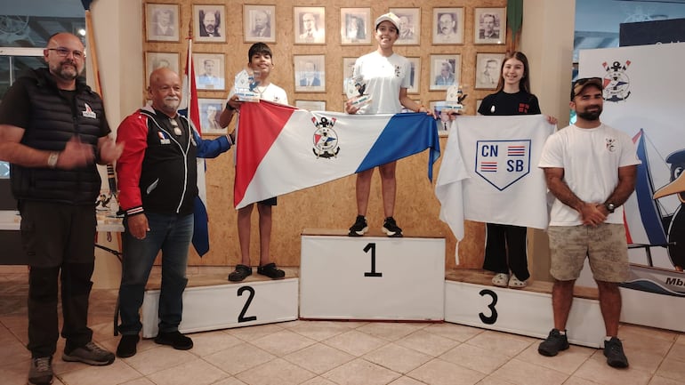 Elisa Núñez, en lo alto del podio en Optimist.