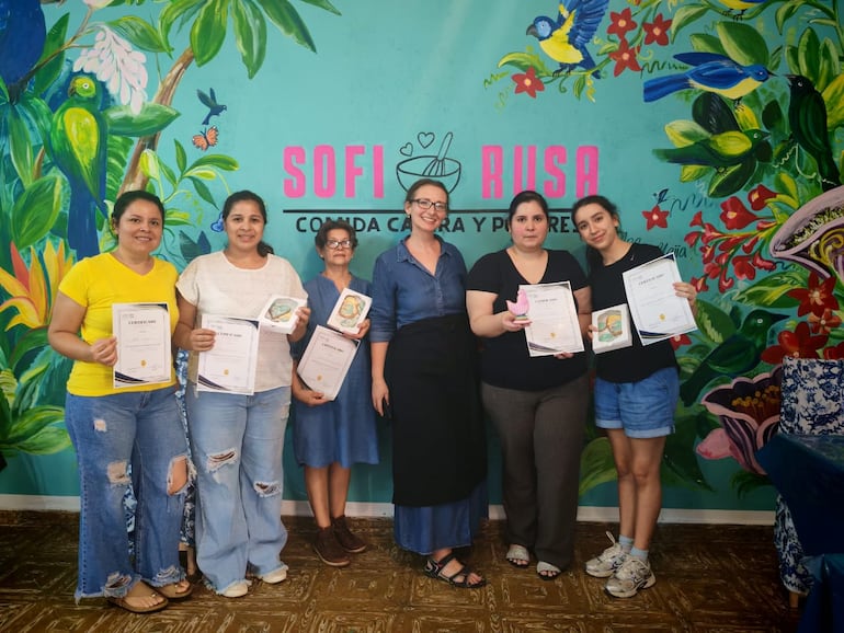 Desde que se instaló en el país, brinda clases de pastelería, relató Sofía en entrevista con ABC.