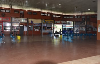 En la Terminal de Ómnibus de Ciudad del Este se encuentran unos pocos pasajeros que llegaron anoche y quedaron varados, a la espera de la reanudación de circulación para abordar algún bus de conexión y llegar a destino.