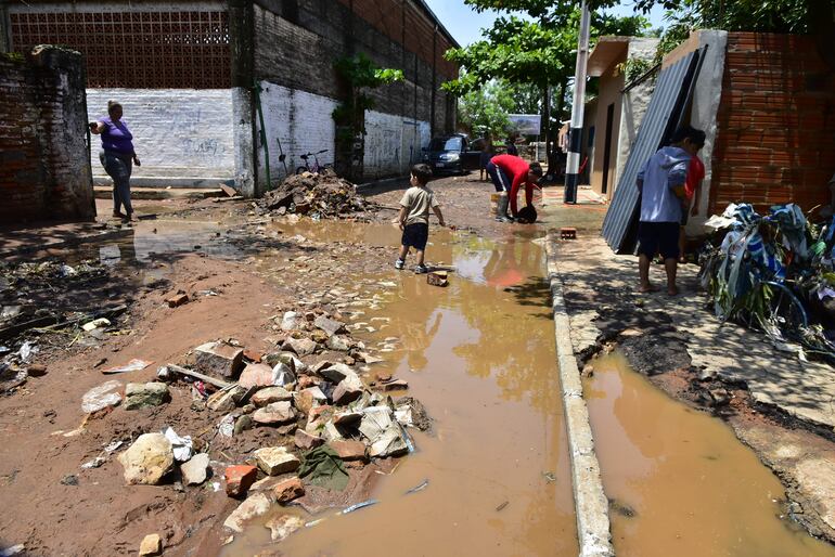 Calles y casas afectadas por el temporal en Bañado Sur. 