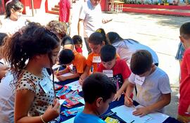 Niños y niñas participan del programa Escuelas Abiertas del MEC.